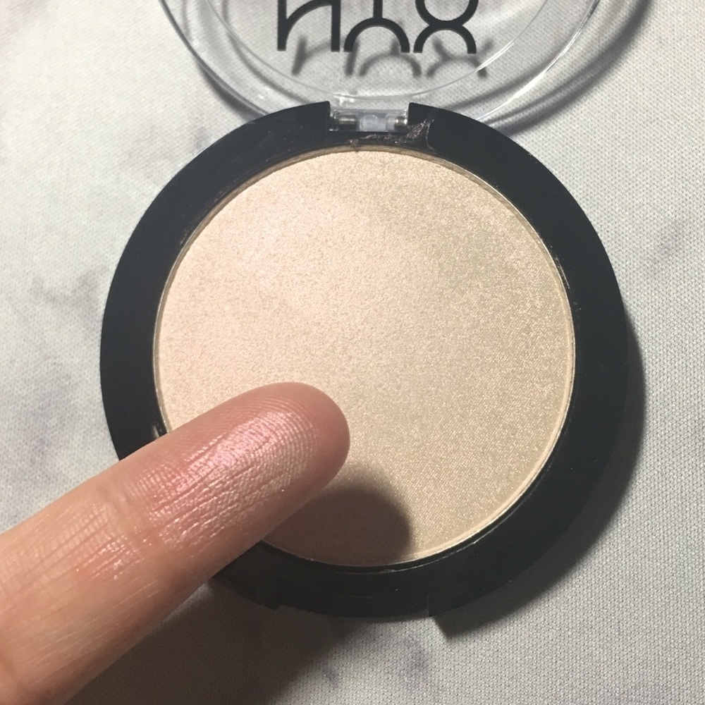 NYX // Duochromatic Highlighter (Snow Rose)
